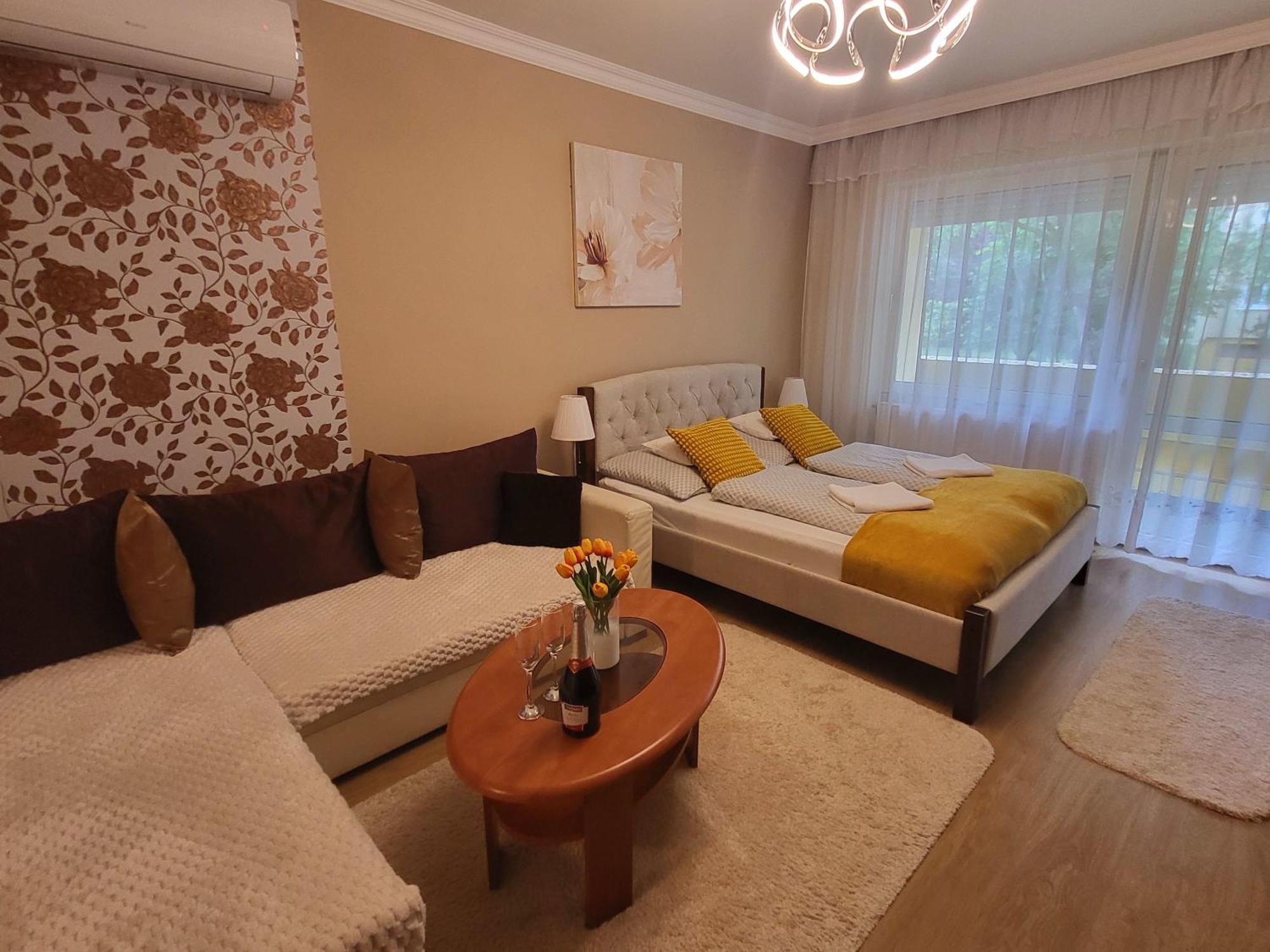 Jokai Apartment *